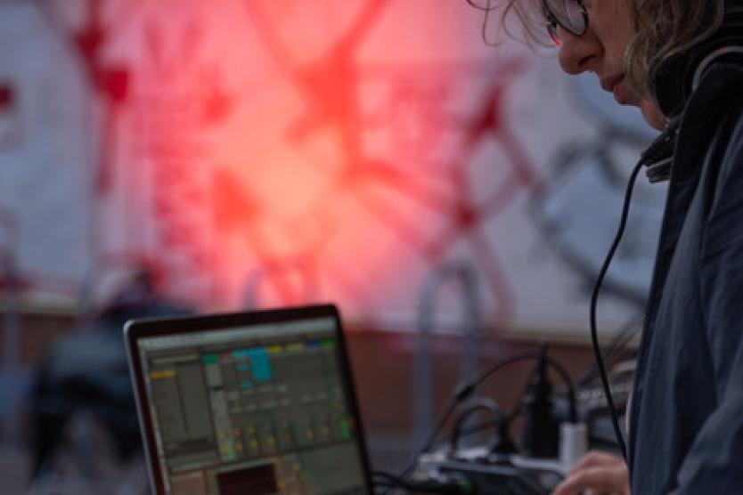 Manuela Schininà makes music during a event
