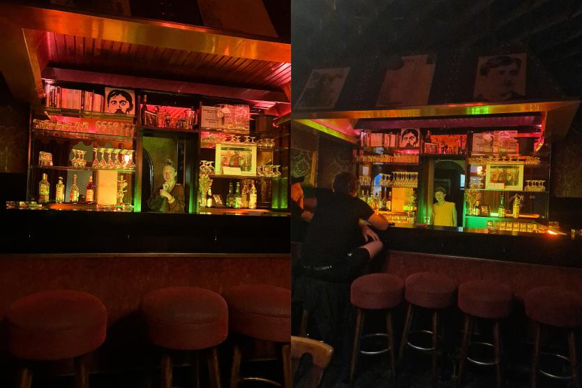 Zwei nächtlich beleuchtete Ansichten einer stilvoll eingerichteten Bar mit Retro-Atmosphäre, Glasregalen und dekorativen Porträts, jeweils mit einer Person an oder hinter der Theke