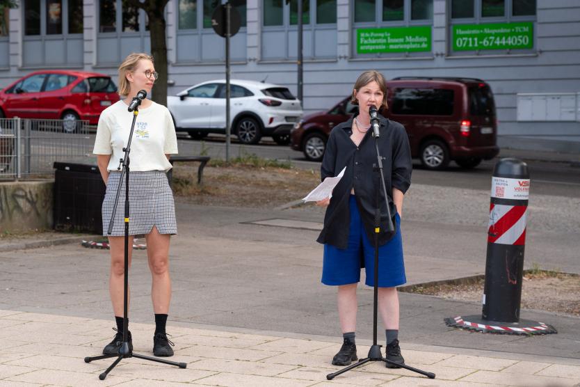 Eröffnungsrede Marenka Krasomil (rechts) und Nora Unger (links), Kuratorinnen CURRENT – KUNST UND URBANER RAUM, 2025 ©Luzie Marquardt_04