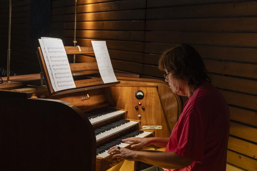 Die Organistin Eva-Maria Houben an der Orgel setzt feine musikalische Impulse setzt